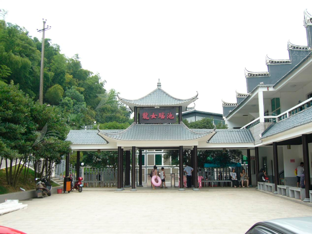 屋頂材料合成樹脂瓦和不銹鋼瓦哪個(gè)好？選擇很重要！